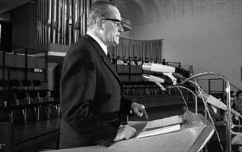 The SPD politician Herbert Wehner gave a speech in a church in the Ruhr area