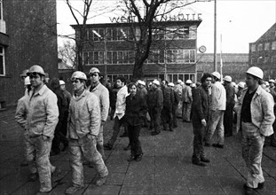 This warning strike of the steel workers of Hoesch AG Westfalenhuette on 10 January 1972 in Dortmund was a spontaneous strike which the participants extended to a demonstration in the city