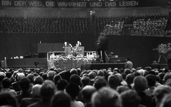 Performance and show by US revivalist Billy Graham on 2. 4. 1970 at the Westfalenhalle Dortmund