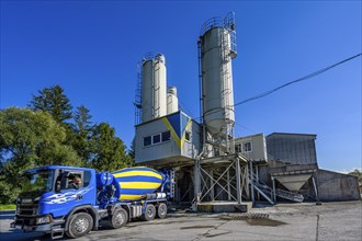 Steel silos and truck mixer