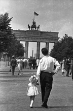 The picture was taken between 1965 and 1971 and shows a photographic impression of everyday life in this period of the GDR. Berlin