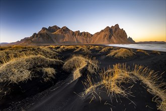 Dune landscape in front of mountain range