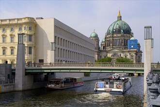 Excursion boats on the Spree