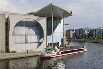 Excursion boat in front of the Marie-Elisabeth-Lueders-Haus