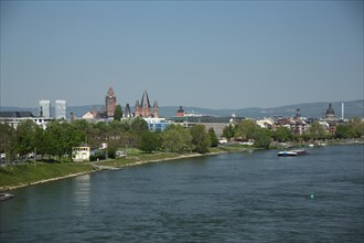Picture of the south bridge on cityscape of Mainz with Taunus