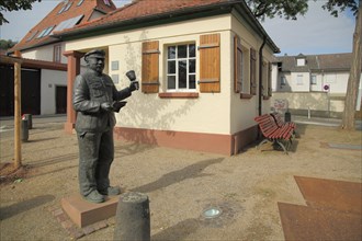 Sculpture Ausscheller in front of the Wiegehaeuschen on the market square