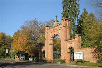 Entrance with archway to the northern cemetery