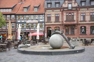 Nicolaiplatz with fountain by Bernd Goebel 2002 and half-timbered house
