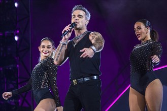 Robbie Williams with dancers