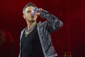 Robbie Williams drinking water