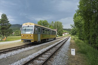 Modern railcar of the Waldviertelbahn at Steinbach station