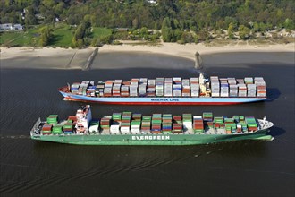 Container ships in the Elbe encounter box on the Falkenstein bank