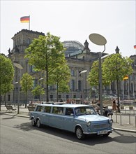 Stretch-Trabi in front of Reichstag