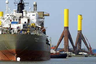 The cargo ship Sandpiper from Panama is guided by two tugs to the berth in the connecting port