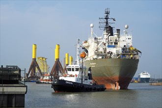 The cargo ship Sandpiper from Panama is guided by two tugs to the berth in the connecting port