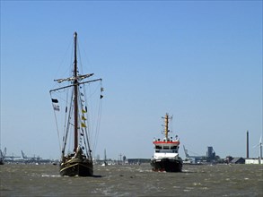 Ships in front of the Kaiserschleuse
