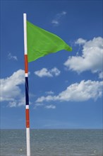 Green warning flag signalling no hazard. Swimming allowed and safe for all swimmers