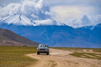 Landcruiser along the southern route into Western Tibet