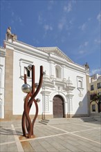 Asamblea Regional Assembly and abstract sculpture
