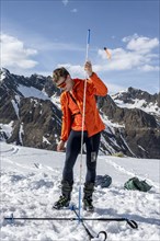 Search for buried subjects with the avalanche transceiver and probe