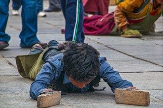 Pilgrims praying before the Jokhang temple