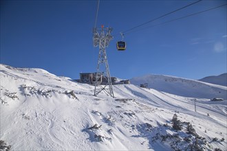 The new small gondola lift shortly in front of the top station