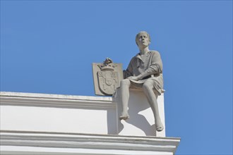 Sculpture figure with coat of arms on the roof of Asamblea Regional