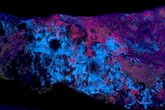 Hydrozincite on Calcite seen under UV Light