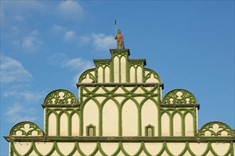 Green stepped gable and tail gable with historical figure from the Tourist-Info