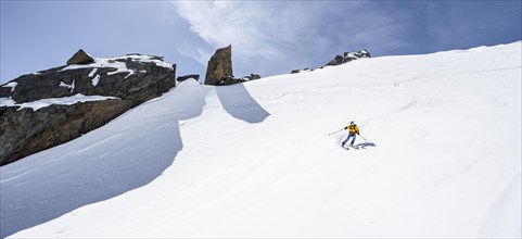 Ski tourers on the descent on the Berglasferner glacier