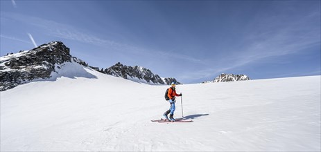 Ski tourers at Lisenser Ferner