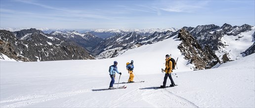 Ski tourers and splitboarders on the descent on the Berglasferner glacier