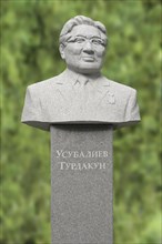 Statue of Turdakun Usubaliev