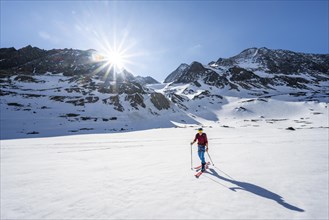 Ski tourers climbing Alpeiner Ferner