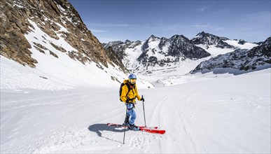 Ski tourers on the descent at Verborgen-Berg Ferner