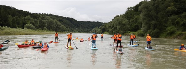 Stand-up paddlers and kayakers on the Salzach