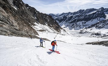 Ski tourers climbing Lisenser Ferner