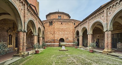 Inner courtyard Basilica Santo Stefano