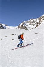 Ski tourers ascending Lisenser Ferner