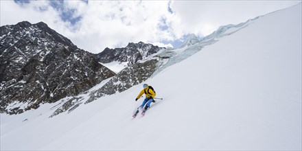 Ski tourers descending Alpeiner Ferner