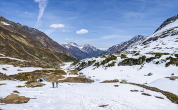 Ski tourers with little snow in spring