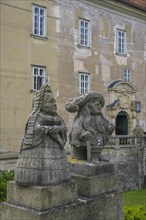 Dwarf figures in front of Neustadt an der Mettau Castle