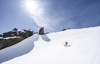 Ski tourers on the descent on the Berglasferner glacier