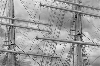 Teilaufnahme der Takelage eines Schiffes mit Mast und Wanten in schwarz-weiss