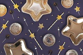 Silvester flat lay with paper champaign flutes and clocks close to midnight