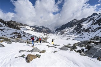 Ski tourers ascending Alpeiner Ferner
