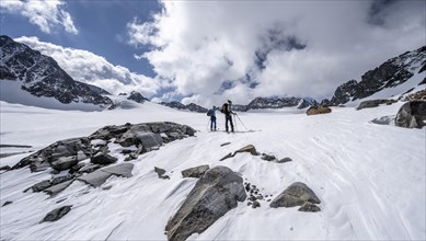 Ski tourers ascending Alpeiner Ferner