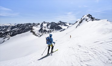 Ski tourers descending Berglasferner with Turmscharte and Vorderer Wilder Turm