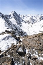 Mountain panorama of the Stubai Alps in winter with Schrankarkogel peak