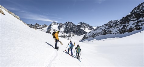Ski tourers and splitboarders on the descent at Verborgen-Berg Ferner